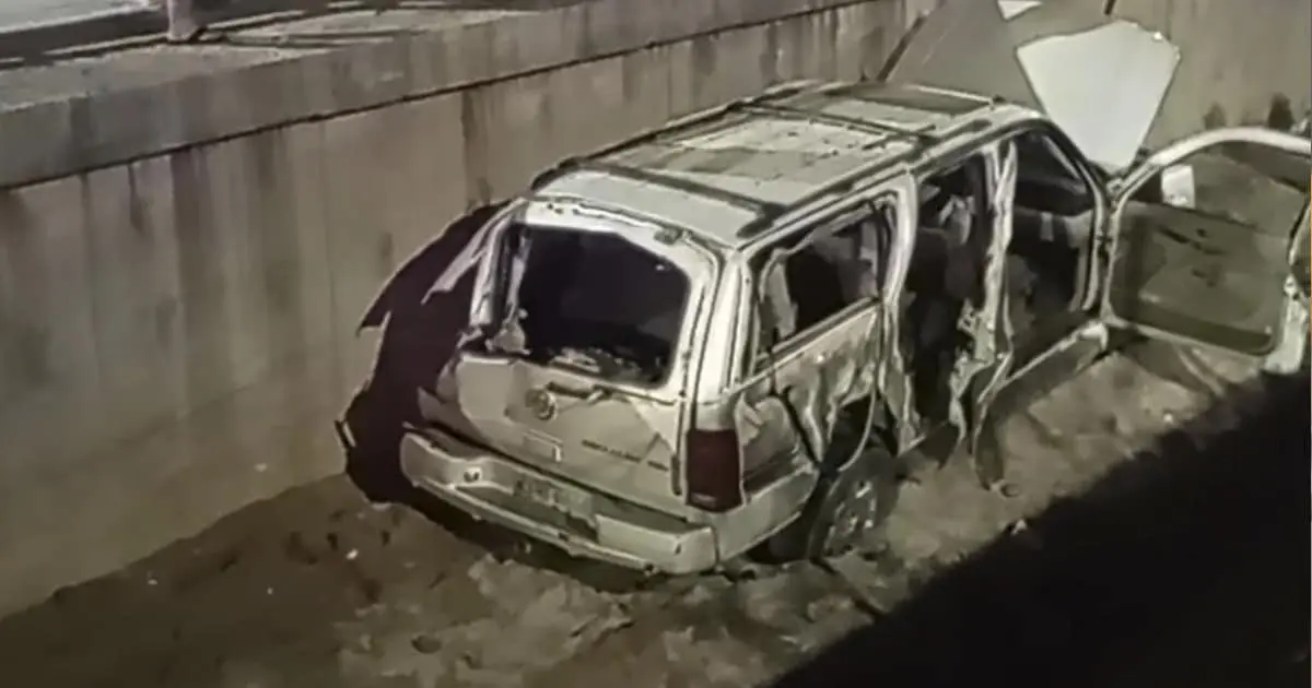 Hombre pierde el control del vehículo y cae en canal pluvial
