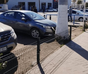 Retiran carteles ilícitos de no estacionarse en la Plaza 5 de Mayo