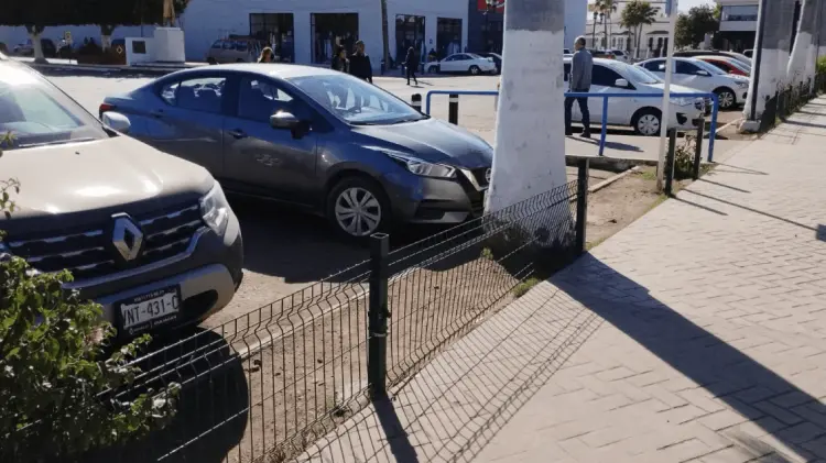 Los ciudadanos pueden estacionar en los cajones de la Plaza 5 de Mayo. (Foto: Jonathan Castellón/EXPRESO)