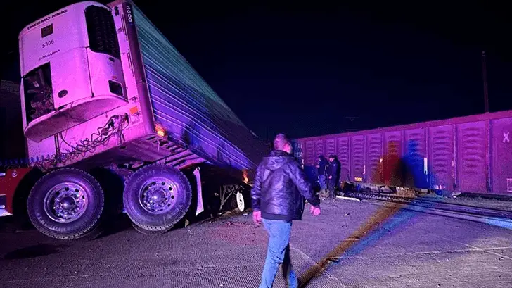 Impacta tráiler cargado contra tren en Navojoa; quería ganarle el paso