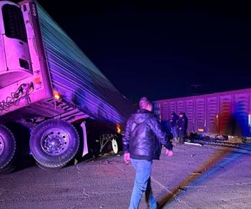 Impacta tráiler cargado contra tren en Navojoa; quería ganarle el paso