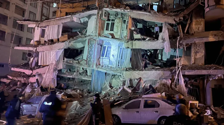 Imágenes en redes sociales muestran derrumbes de edificios en varias partes en Turquía. (Foto: Cortesía)