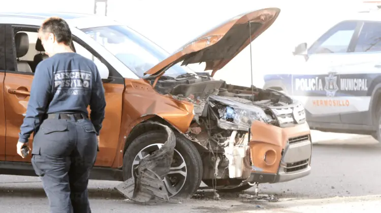 El impacto arrancó el poste de alumbrado público. (Foto: Jorge Flores/EXPRESO)