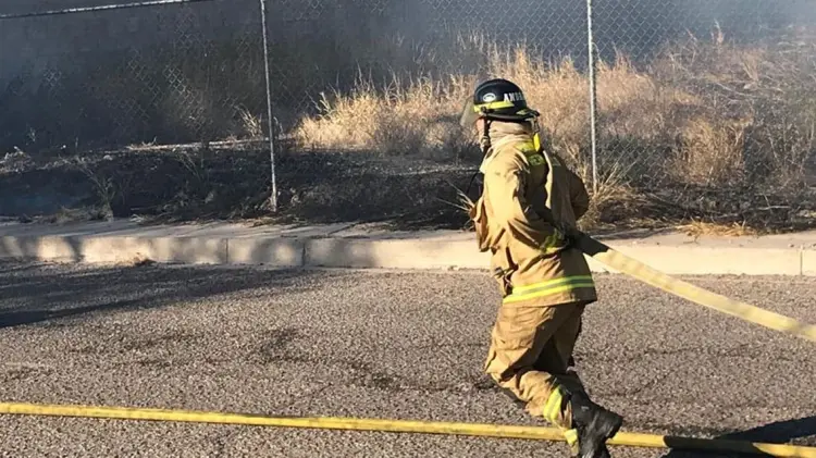Foto: Bomberos actuaron rápido para sofocar el incendio que amenazaba con propagarse. (Foto Jesús Ballesteros / EXPRESO)