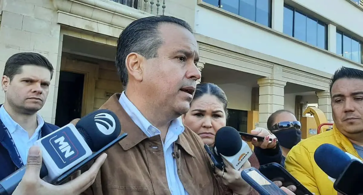 Alcalde llama a ciudadanos a no esperar último día para regularizar autos