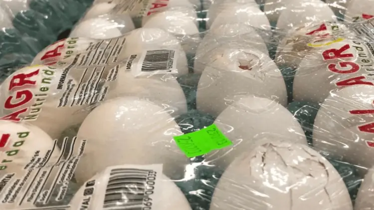 El precio de la cartera de huevo está entre los 85 y 99 pesos. (Foto: Jesús Ballesteros/EXPRESO)