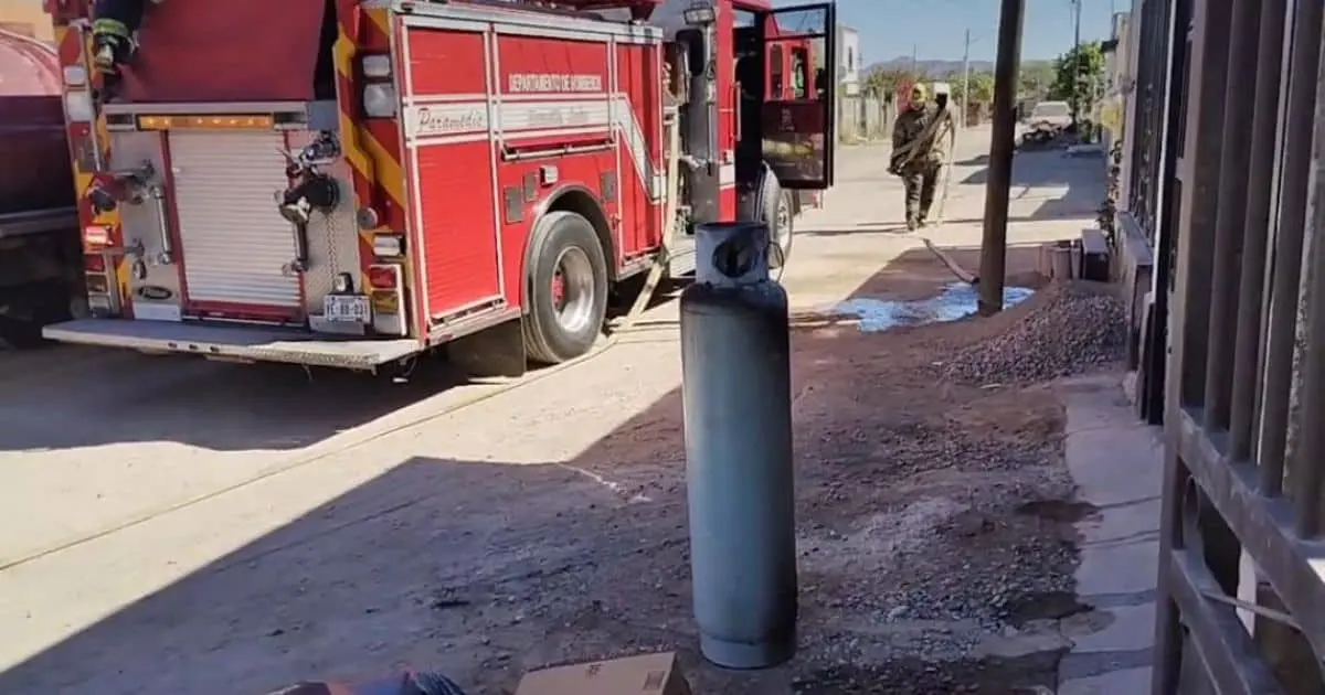 Bomberos rescatan a familia de flamazo en tambos de gas