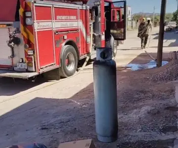 Bomberos rescatan a familia de flamazo en tambos de gas