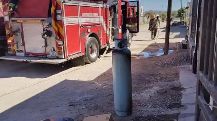 Foto: Bomberos de Hermosillo acudieron a apagar las llamas en la vivienda (Especial / EXPRESO).