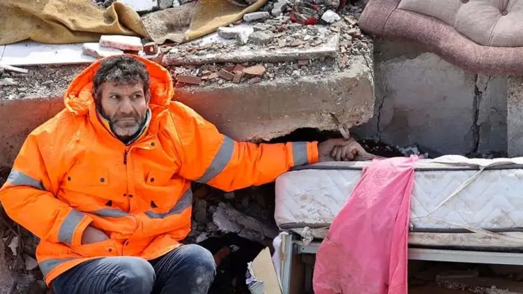 Mesut Hancer sostiene la mano de su hija Irmak, de 15 años, quien murió en el terremoto en Kahramanmaras. (Foto:  Adem Altan / EXPRESO)