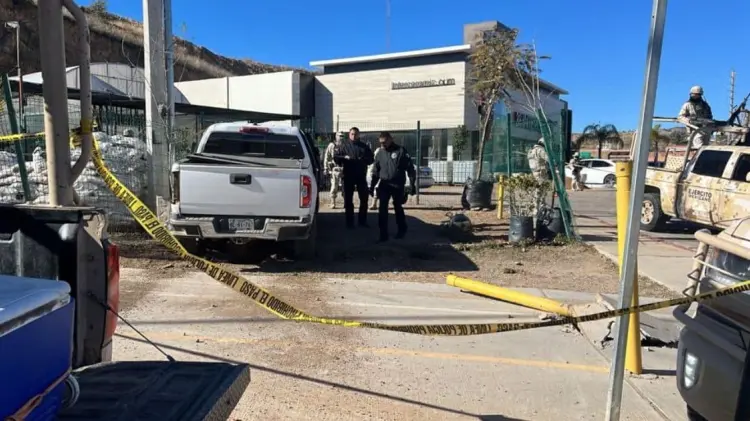 Foto: elementos de seguridad inspeccionan el automóvil y resguardan la zona (Especial / EXPRESO).
