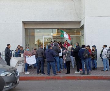 Sindicato cierra acceso a banco en centro de Hermosillo