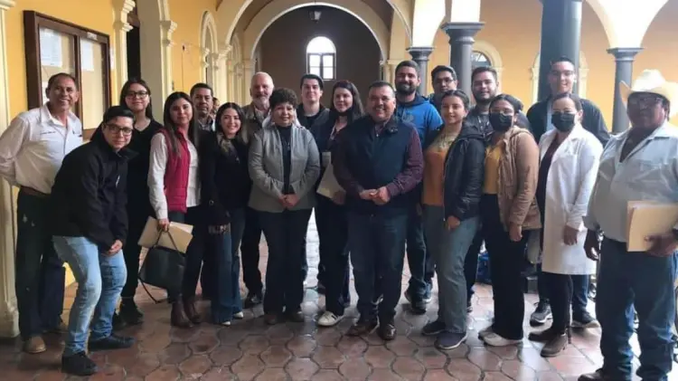 Jóvenes pasantes son recibidos en Álamos. (Foto: Cortesía)