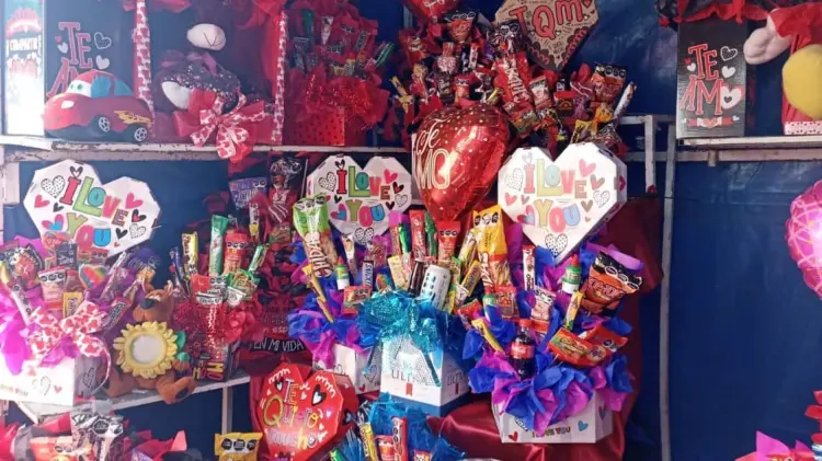 Foto: arreglos con dulces, chocolates y peluches son de los artículos más buscados en esta fecha. (Foto: Germán Contreras/EXPRESO)