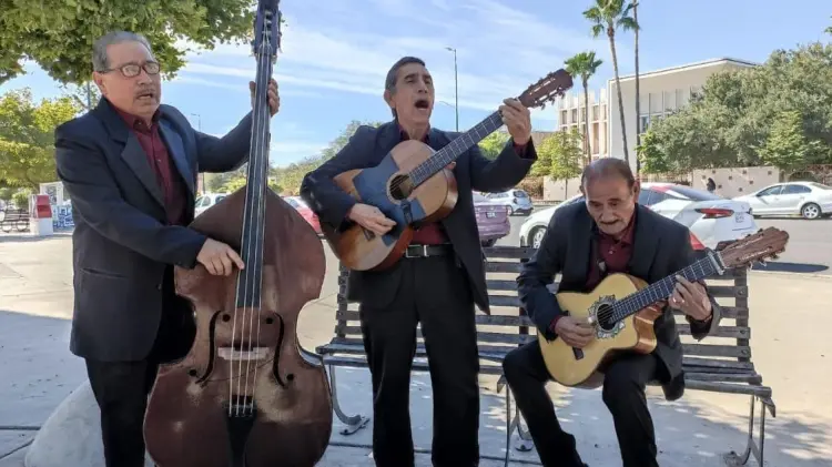Trío Sonora tocando en la Plaza de los 100 años. (Foto: Jesús Ballesteros/EXPRESO).