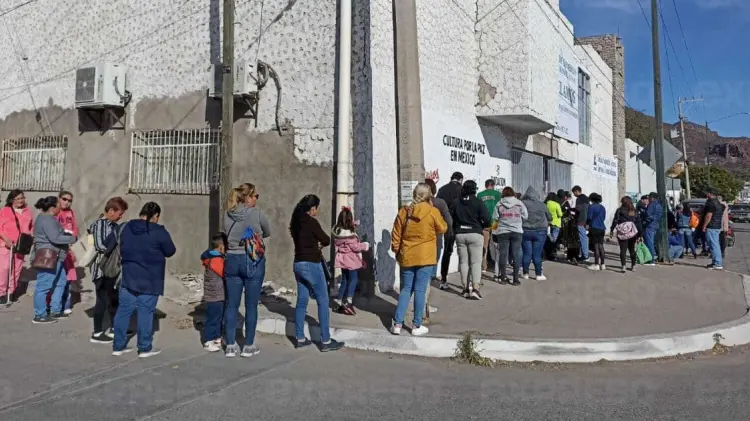 La ciudadanía se forma para recibir los uniformes de los menores. (Foto: Claudia Alejandri/EXPRESO)