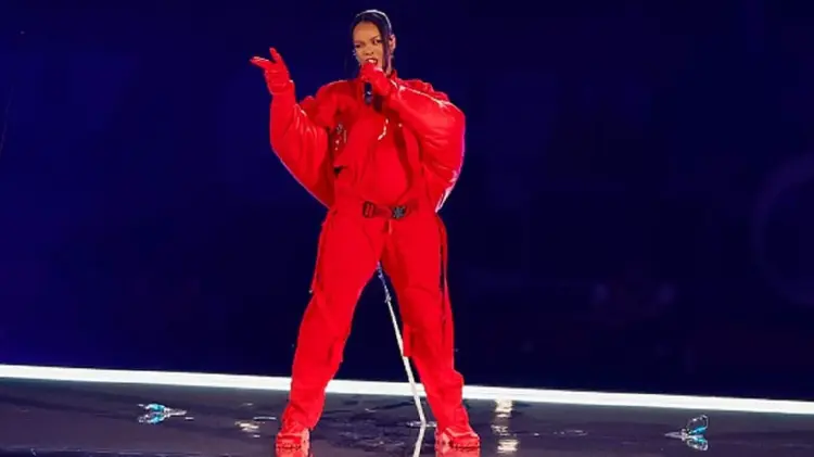 Foto: Rihanna luciendo un conjunto monocromático durante su actuación en el medio tiempo (Especial/EXPRESO)