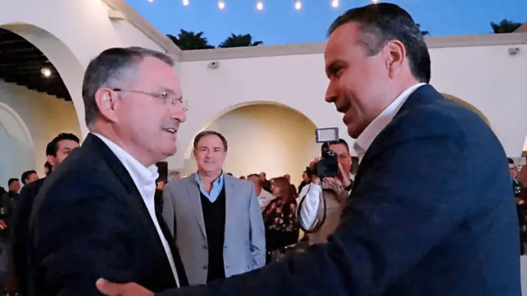 Gilberto Robles Bustamante y Antonio Astiazarán charlan durante la presentación del programa Impulso Solar. (Foto: Pablo Reyes/EXPRESO)