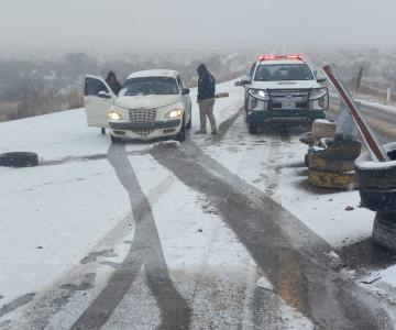 Rescatan a dos mujeres varadas por la nieve en tramo Cananea-Agua Prieta