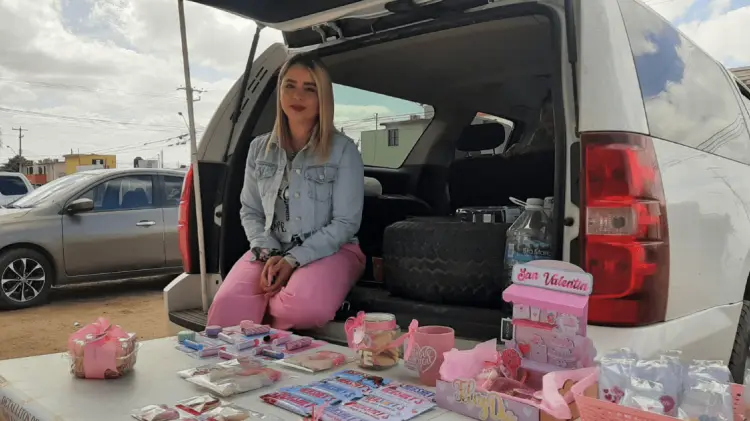 Los regalos para los enamorados no faltaron este día. (Foto: Pablo Reyes/EXPRESO)