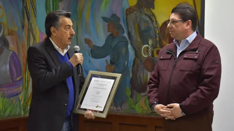 Foto:Edgar Hiram Sallard, vocal Ejecutivo de Cedemun entregó el reconocimiento al alcalde de Cajeme, Javier Lamarque. (Especial / EXPRESO)