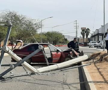 Sujeto choca y derrumba poste de la Perimetral Oriente