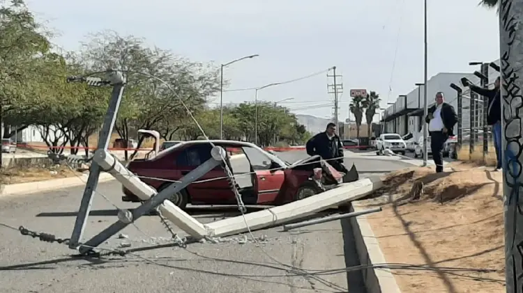 Foto: Autoridades resguardaron el área hasta que la CFE acudió a reparar el accidente (Especial/EXPRESO)