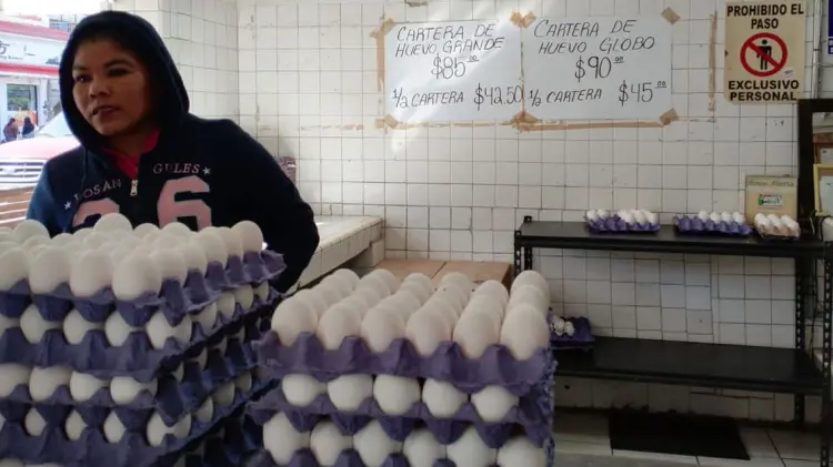 Foto: Hasta 90 pesos es el precio de la cartera de huevo. (John Castellón / EXPRESO)