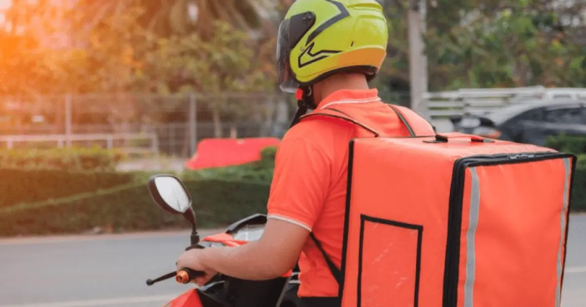 Repartidores de aplicación reducen su jornada para evitar el calor