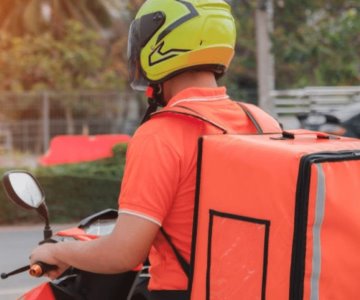 Repartidores de aplicación reducen su jornada para evitar el calor