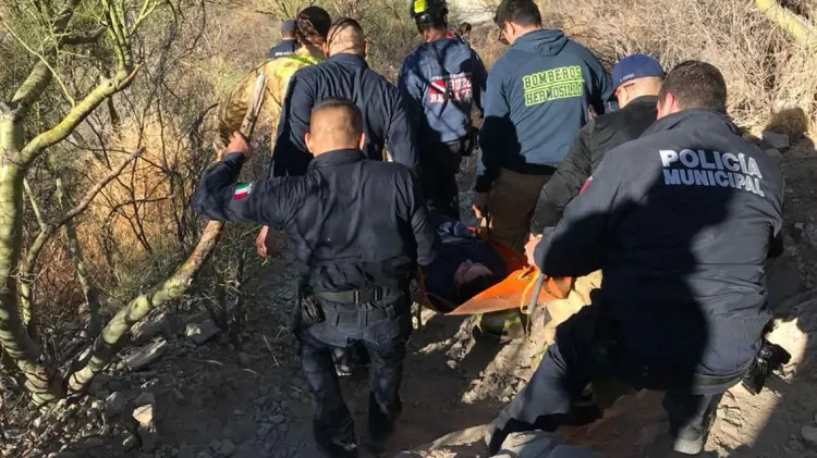 Bomberos utilizaron una camilla rígida para bajar del Cerro del Bachoco a la mujer lesionada. (Foto: Jesús Ballesteros / EXPRESO)