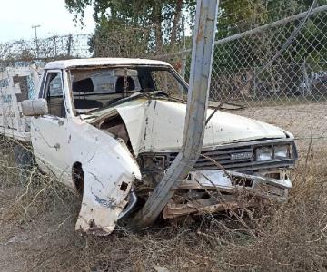 Mujer se estrella contra poste de luz en Navojoa