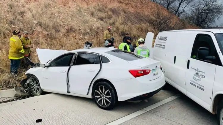 Elementos de Bomberos y Cruz Roja acudieron a atender el trágico accidente. (Foto: Tomada de Twitter / Protección Civil Sonora)