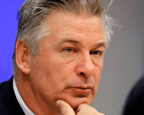 Alec Baldwin se lleva una victoria legal; le retiran cargos importantes