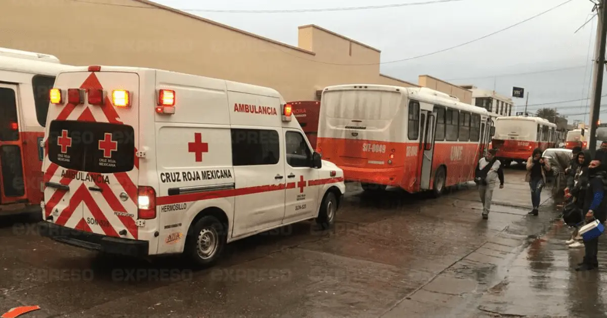 Más de 10 pasajeros lesionados por accidente entre camiones urbanos