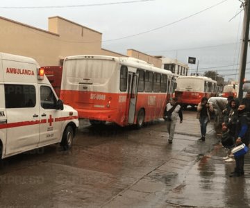 Más de 10 pasajeros lesionados por accidente entre camiones urbanos