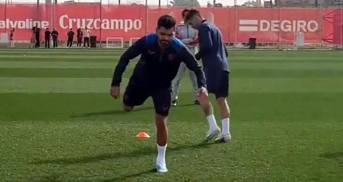 Tecatito Corona está de vuelta; regresa a entrenar con el Sevilla