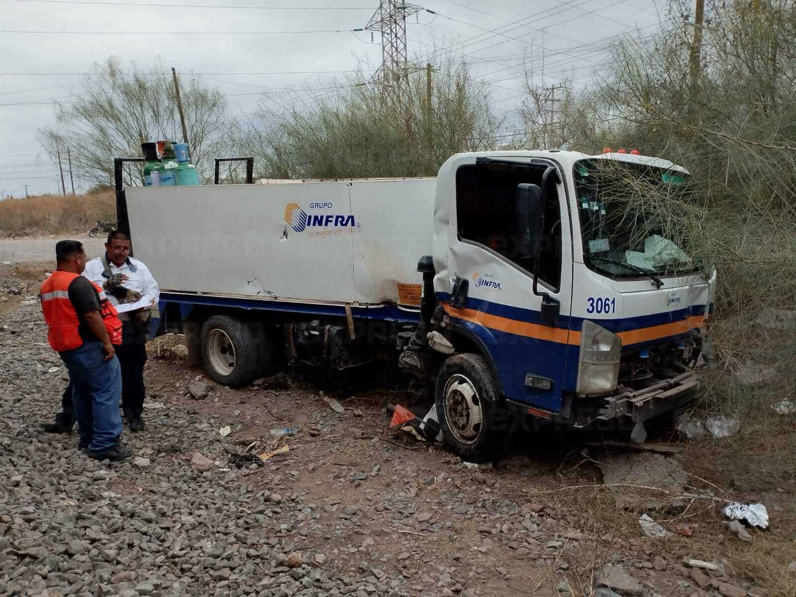 Tren se lleva vehículo cargado con tanques de oxígeno en Navojoa