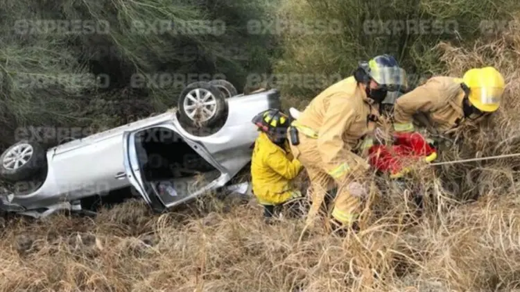 Elementos de Bomberos auxiliaron a una tripulante que aún se encontraba dentro del vehículo. (Foto: Jesús Ballesteros / EXPRESO)