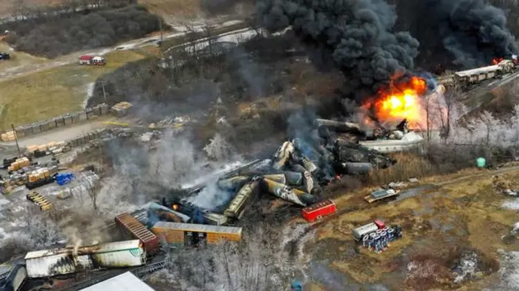 Un ferrocarril de Norfolk Southern que transportaba 100 vagones descarriló y derramó químicos peligrosos en la zona. (Foto: Especial / EXPRESO)