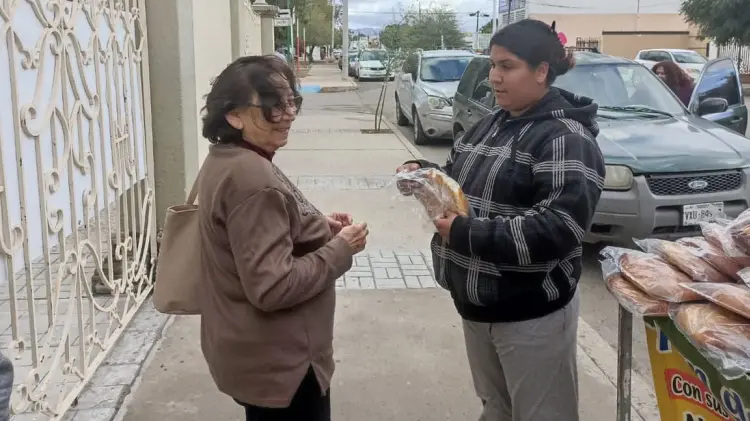Desde Tlaxcala arriban comerciantes a vender en Hermosillo pan de fiesta en Cuaresma. (Foto: Germán Contreras / EXPRESO)