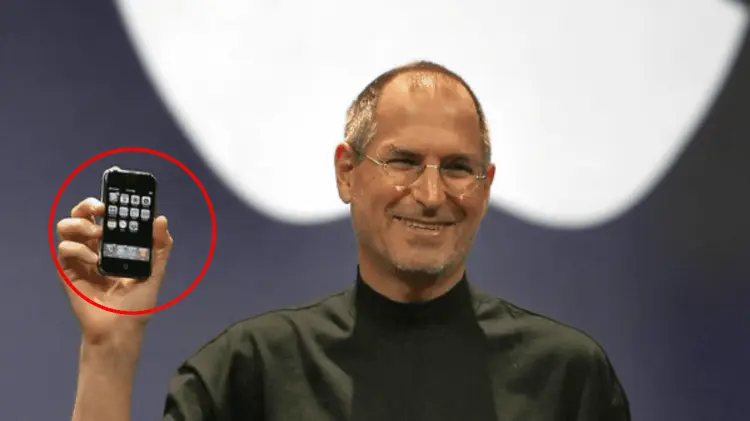 Steve Jobs presentó al mundo el IPhone 1 en 2007. (Foto: Especial/EXPRESO)