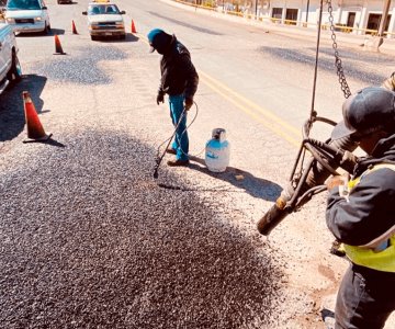 Realizan trabajos de bacheo en Nogales