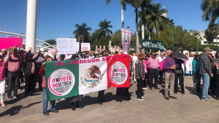 La ciudadanía de Cajeme se congregó en la Plaza Álvaro Obregón. (Foto: Ana Camargo / EXPRESO)