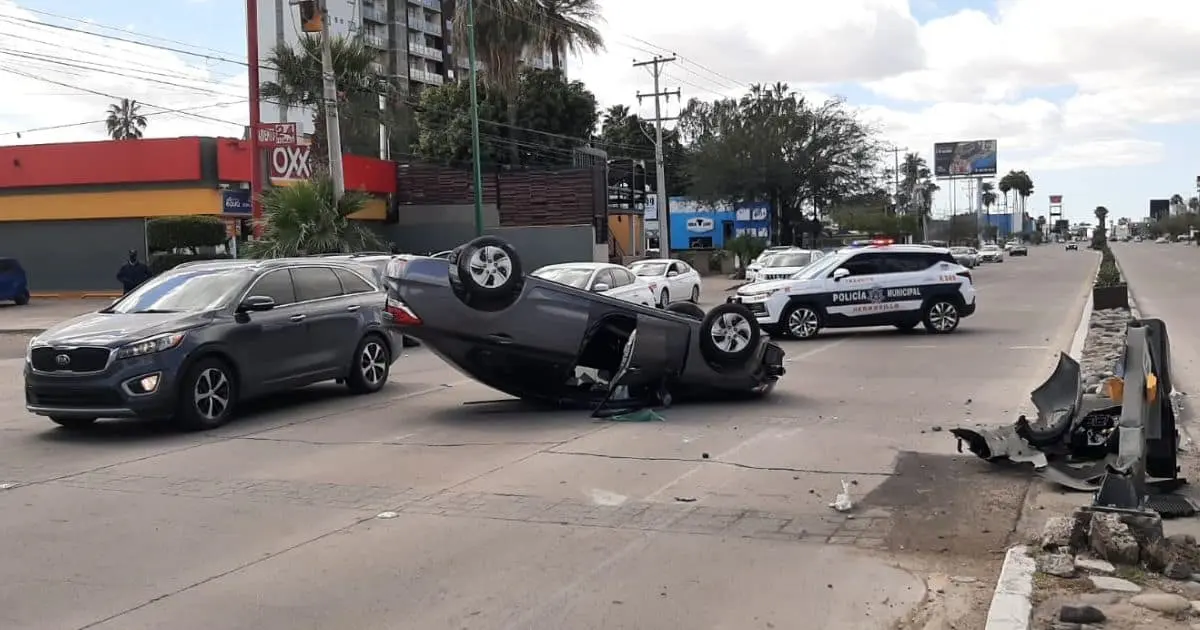 Vehículo pierde el control y termina volcado en el bulevar Kino