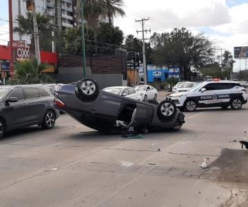 Vehículo pierde el control y termina volcado en el bulevar Kino