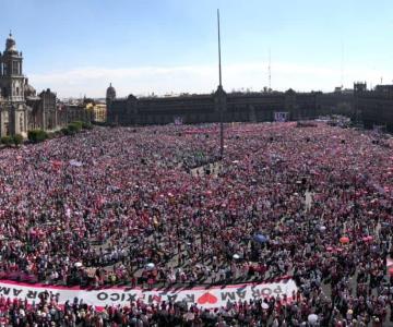 Marcha a favor del INE pinta el Zócalo de rosa y blanco