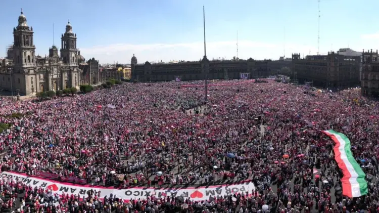 Cientos de manifestantes abarrotaron el zócalo capitalino. (Foto: Tomada de redes)