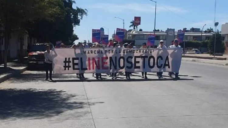 Cientos de ciudadanos se unieron para defender al INE en Navojoa (Foto: Especial/EXPRESO)
