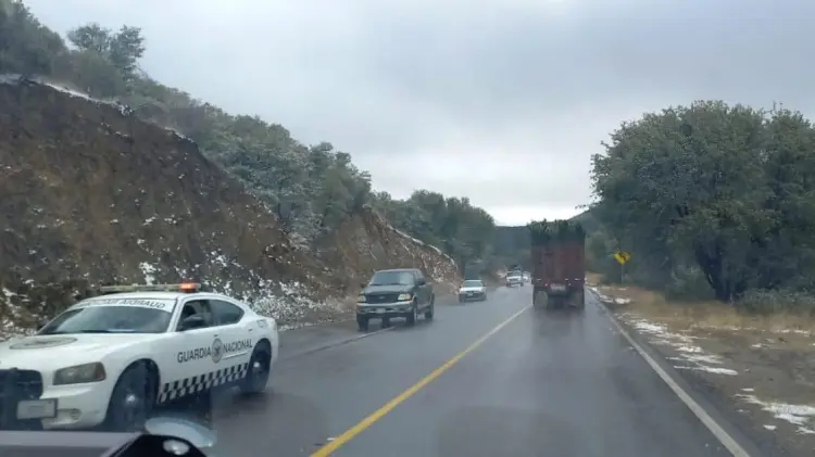 La nevada provocó problemas de circulación vehicular en algunas carreteras. (Foto: Protección Civil Sonora)